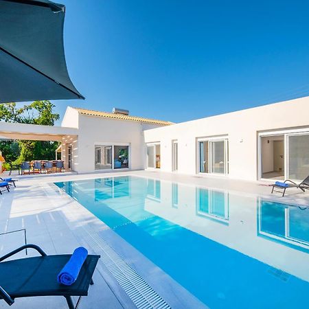 Villa Ami, Roda, Corfu: 10 Guests, Heated Pool, Private Mini Golf, Pool Table & More!! Extérieur photo